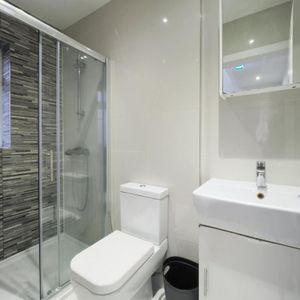 1 bedroom in a house share to rent - Photo 3