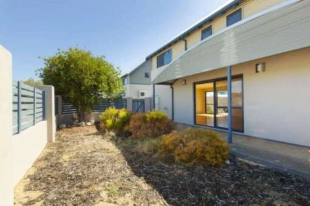 Spacious & Modern Townhouse! - Photo 4