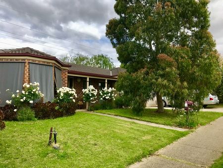 4-bedroom shared house, Mulquiney Crescent - Photo 2