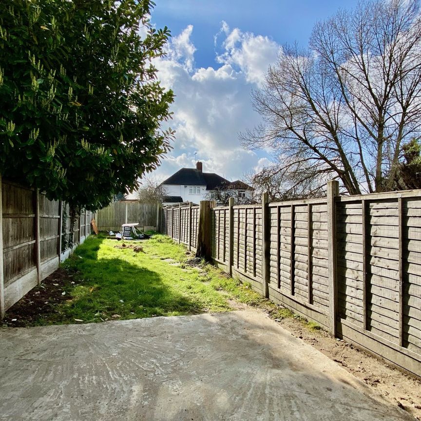 FULLWELL AVENUE, CLAYHALL, IG5, Ilford - Photo 1