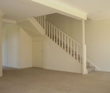 SPACIOUS TOWNHOUSE, MERRIMAC - IDEAL LOCATION. - Photo 4