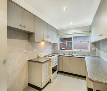 Spacious Top Floor 2 Bedroom Apartment - Photo 4