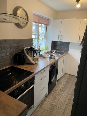 Price £1,200 pcm - Available Now - Unfurnished - Photo 5