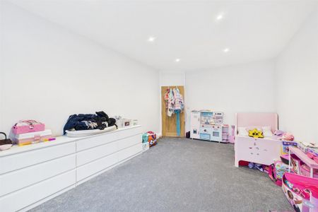 3 bedroom flat to rent - Photo 4