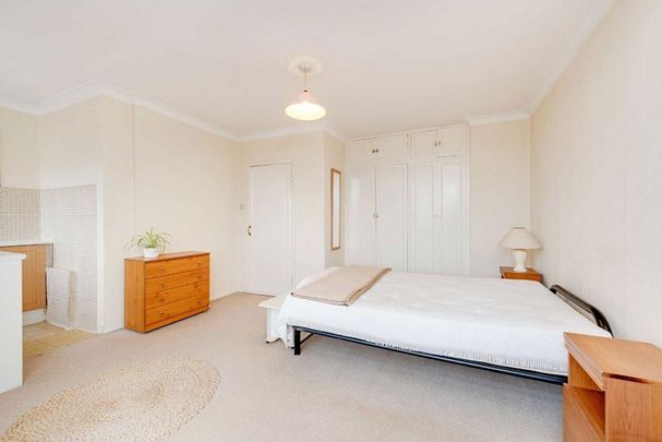 Studio to rent - Photo 1