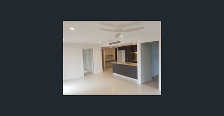 Stunning Two Bedroom Apartment with private courtyard! - Photo 5