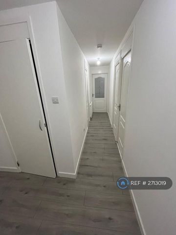 3 bedroom flat to rent - Photo 2