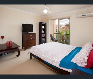 A luxury townhouse. Close to train, bus and schools. 3 Bedrooms Townhouse. - Photo 3