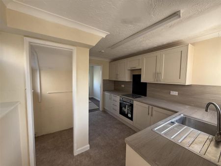 3 bedroom semi-detached house to rent - Photo 4