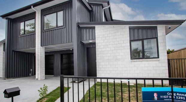 Double storey townhouse in established suburb! - Photo 1