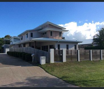 Spacious Family Home in Prime Coastal Location - Photo 4