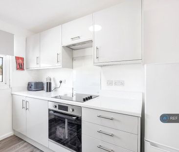 1 bedroom in a house share to rent - Photo 2