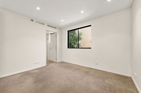 EXTRA LARGE, LIGHT FILLED 3 BEDROOM APARTMENT! - Photo 5