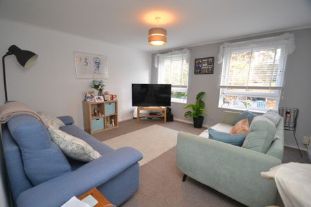 3 bed Flat for Rent - Photo 3