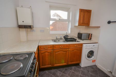 2 bed apartment to rent in Flat , Regent Road, Gosforth, NE3 - Photo 3