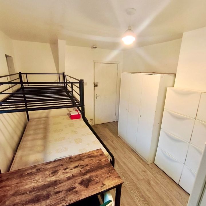 Studio Flat, Neasden Lane North, NW10 - Photo 1