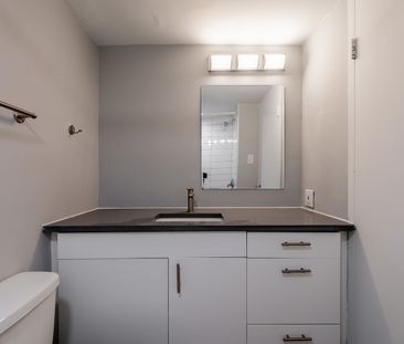 5765 Cote-St-Luc Rd. - Photo 2