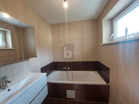 HELL, GERÄUMIG MIT POOL UND WERKSTATT - Photo 3