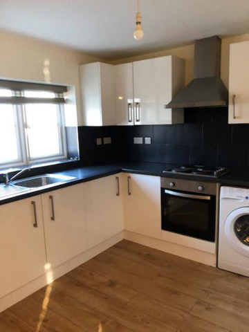 4 bedroom flat to rent - Photo 3