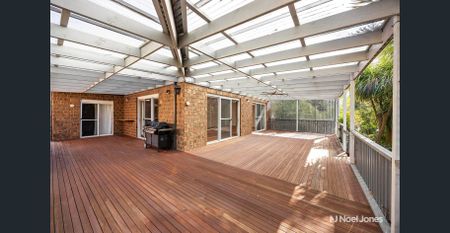 WONDERFUL FAMILY HOME WITH GARDEN MAINTENANCE - Photo 4