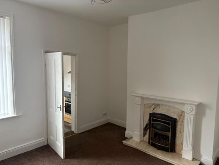 2 bedroom ground floor flat to rent - Photo 2