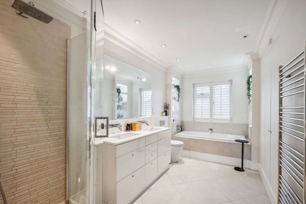 An exceptional six bedroom family home situated in one of Petersham's premier roads - Photo 1