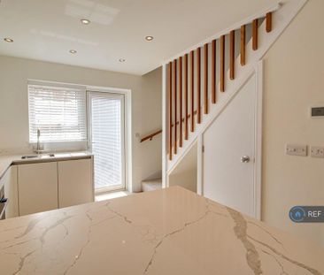 2 bedroom semi-detached house to rent - Photo 4