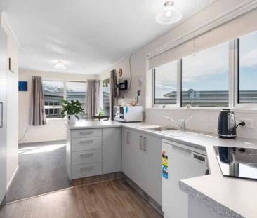 Warm, Modern and Stylish. - Photo 2