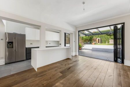 5 Bedroom House To Let - Photo 5