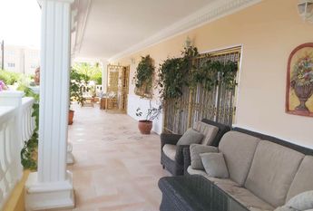 LONG TERM RENTAL. Spacious villa with 6 bedrooms for rent.