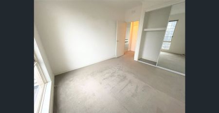 Sunny and Spacious Two Bedroom Apartment - Photo 5