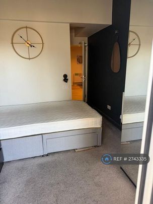 1 bedroom in a house share to rent - Photo 1