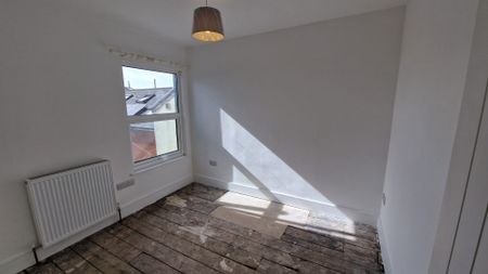 2 bed terraced house to rent in Wellington New Road, Taunton - Photo 5