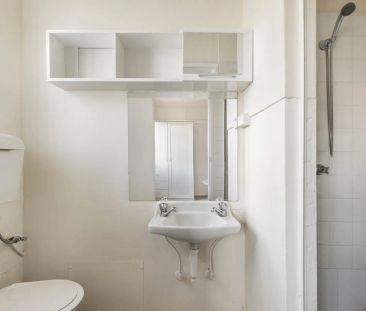 Light-Filled One-Bedroom Apartment Steps from Cafés & Parks - Photo 6