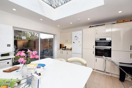 1 bedroom in a house share to rent - Photo 4