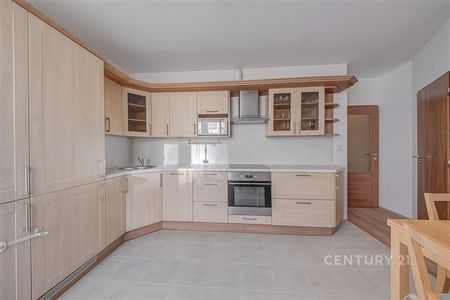Moderní 2+1 s balkonem a garáží | 7 min od metra Rajská zahrada - Photo 5