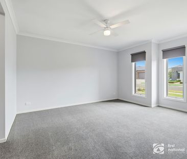 Spacious Family Home in Prime Location! - Photo 5