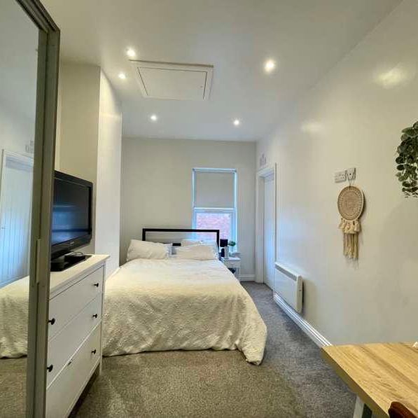 Luxury Bed Flat // Sept, LN2 - Photo 1