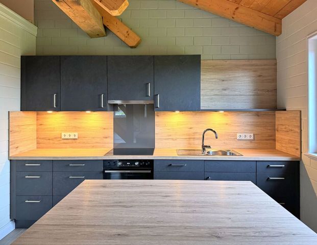 Erstbezug: Extravagante Dachgeschosswohnung mit Einbauküche und Loggia in Kanallage von Spetzerfehn - Foto 1