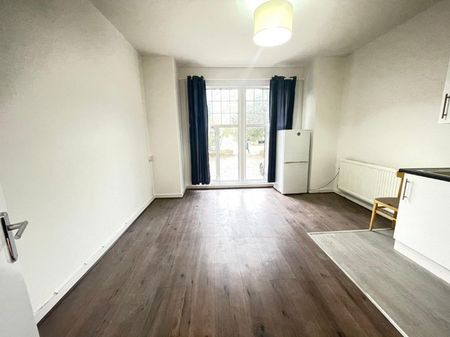 Colney Hatch Lane, London - Photo 3