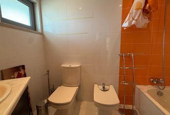 Apartamento T2 bem localizado em condomínio com piscina e garagem privada.