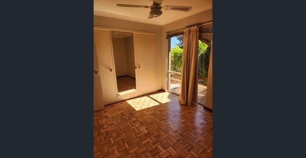 Don’t miss out on this Lovely presented 3x1 villa - Photo 1