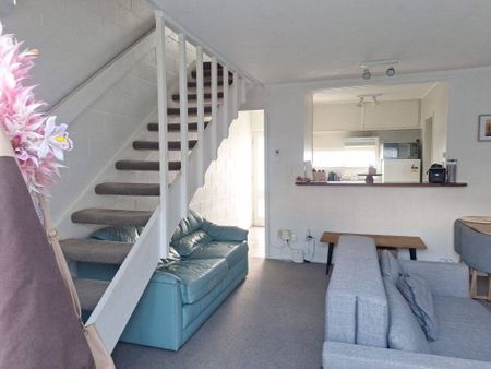 Spacious living area! - Photo 4