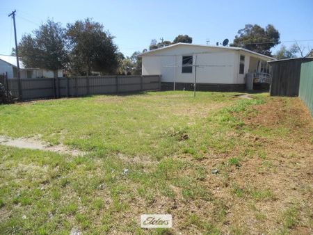 Neat 3 Bed Room Family Home - Photo 4