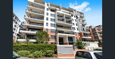 Spacious two bedroom apartment with floorboards - Photo 4