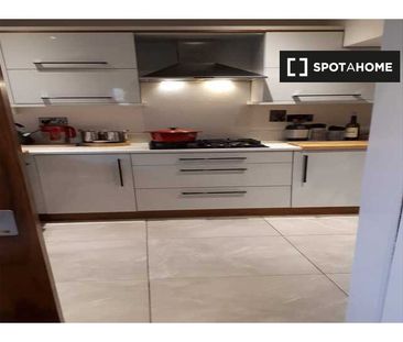 Room for rent in 2-bedroom house in Dublin - Photo 1