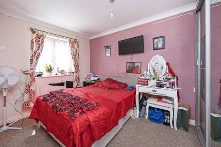 3 bedroom flat to rent - Photo 4