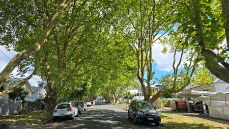 4 bedroom bungalow in leafy street - Photo 3