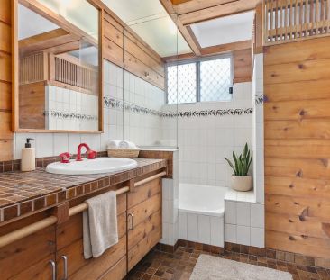 Character Cottage in a great location! - Photo 4