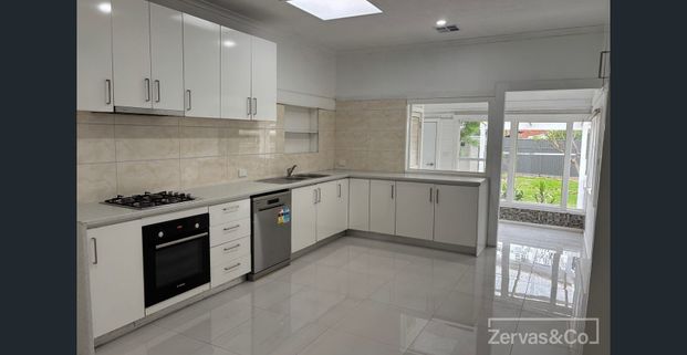 Spacious 4-Bedroom Home with Separate Bungalow – Ideal for Large Families - Photo 1